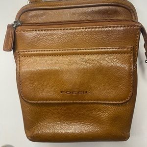 Fossil crossbody brown leather medium size 3 compartments w/ adjustable strap.